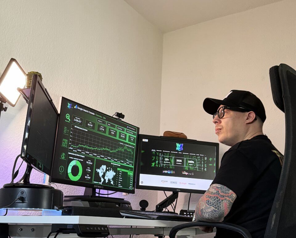 Dennis Dickmann bei der Entwicklung digitaler Systeme für Unternehmen Arbeitsumgebung von DigiAds44 mit Analyse Dashboard und Website Tracking zur Entwicklung von Online-Marketing Systemen