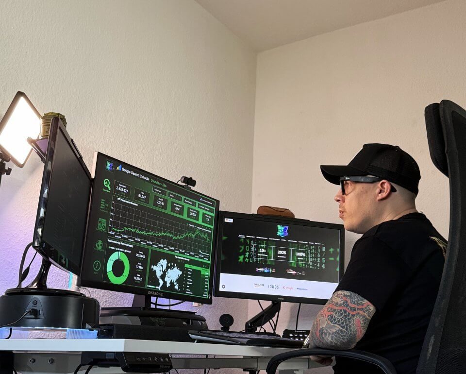 Dennis analysiert SEO Daten auf mehreren Monitoren, Google Search Console Dashboard sichtbar, professionelles SEO Setup.