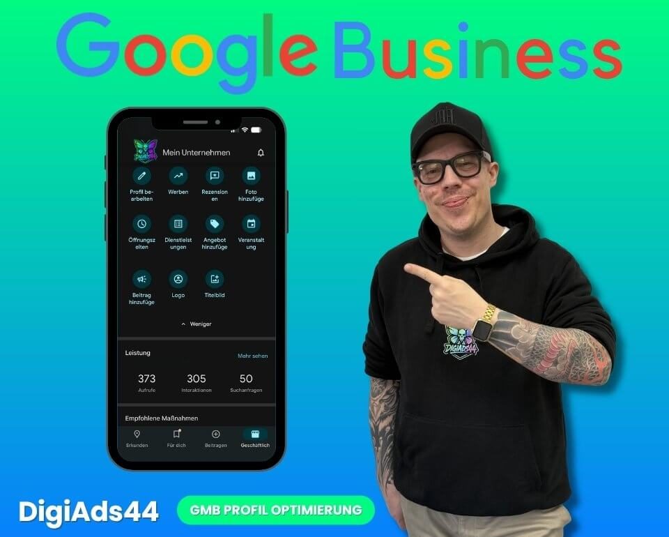 Dennis von DigiAds44 zeigt auf Google Business Profil Optimierung auf Smartphone mit Leistungsdaten
