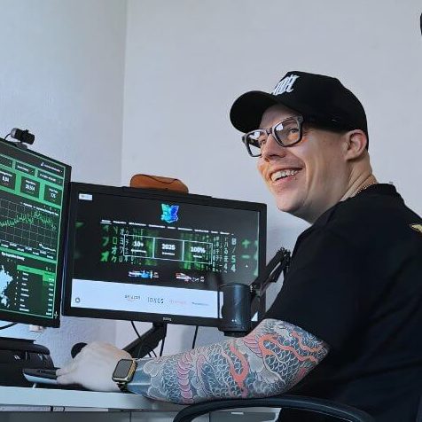 Dennis Dickmann, Inhaber von DigiAds44, bei der Arbeit an digitalen Marketing- und Website-Systemen