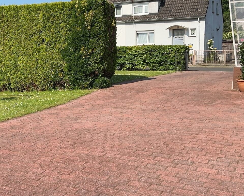 GaLaBau Nachfragecheck: Größere Privatkundenprojekte gewinnen GaLaBau Privatkundenprojekt: Große gepflasterte Einfahrt mit Garten und Wohnhaus