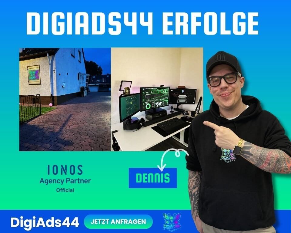 Dennis zeigt seinen Arbeitsplatz mit drei Monitoren und das DigiAds44 Büro in Duisburg. IONOS Agency Partner Official Badge.