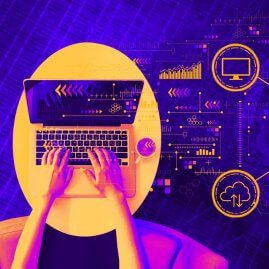 Cloud Computing & Websitemanagement am Laptop Person tippt auf Laptop an rundem Tisch mit digitaler Datenvisualisierung im Hintergrund.